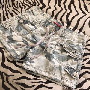 Unionbay light butterfly camo print shorts, size 7